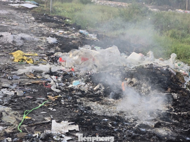 Bên cạnh đó, hoạt động đốt rác cũng là nguyên nhân gây ô nhiễm tại Hà Nội những ngày qua (ảnh: Bãi rác tự phát trên đường Phạm Tu chiều ngày 8/12).