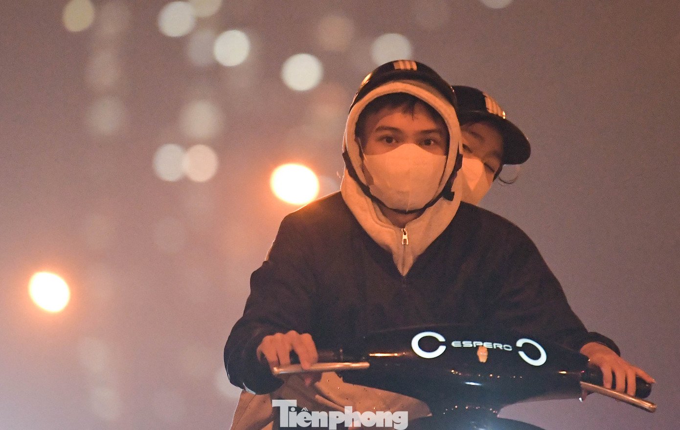 Bầu trời Hà Nội mù mịt, mắt cay xè trong đêm ô nhiễm nhất thế giới - 3