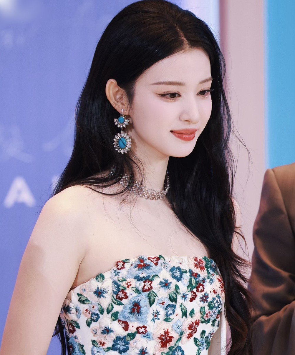 Tối 6/12, tại sự kiện Scream Night 2025 (Đêm hội Gào Thét) do nền tảng sản xuất và phát hành phim iQiYi tổ chức, nữ diễn viên Vương Sở Nhiên liên tục trở thành trung tâm gây chú ý với truyền thông và khán giả. Vương Sở Nhiên nổi bật với nhan sắc tuyệt mỹ. Cô cũng được khen ngợi có tính cách thân thiện, dễ mến khi liên tục trò chuyện với các đồng nghiệp như Lý Lan Địch, Thừa Lỗi, Ngao Thụy Bằng, Mạnh Tử Nghĩa.