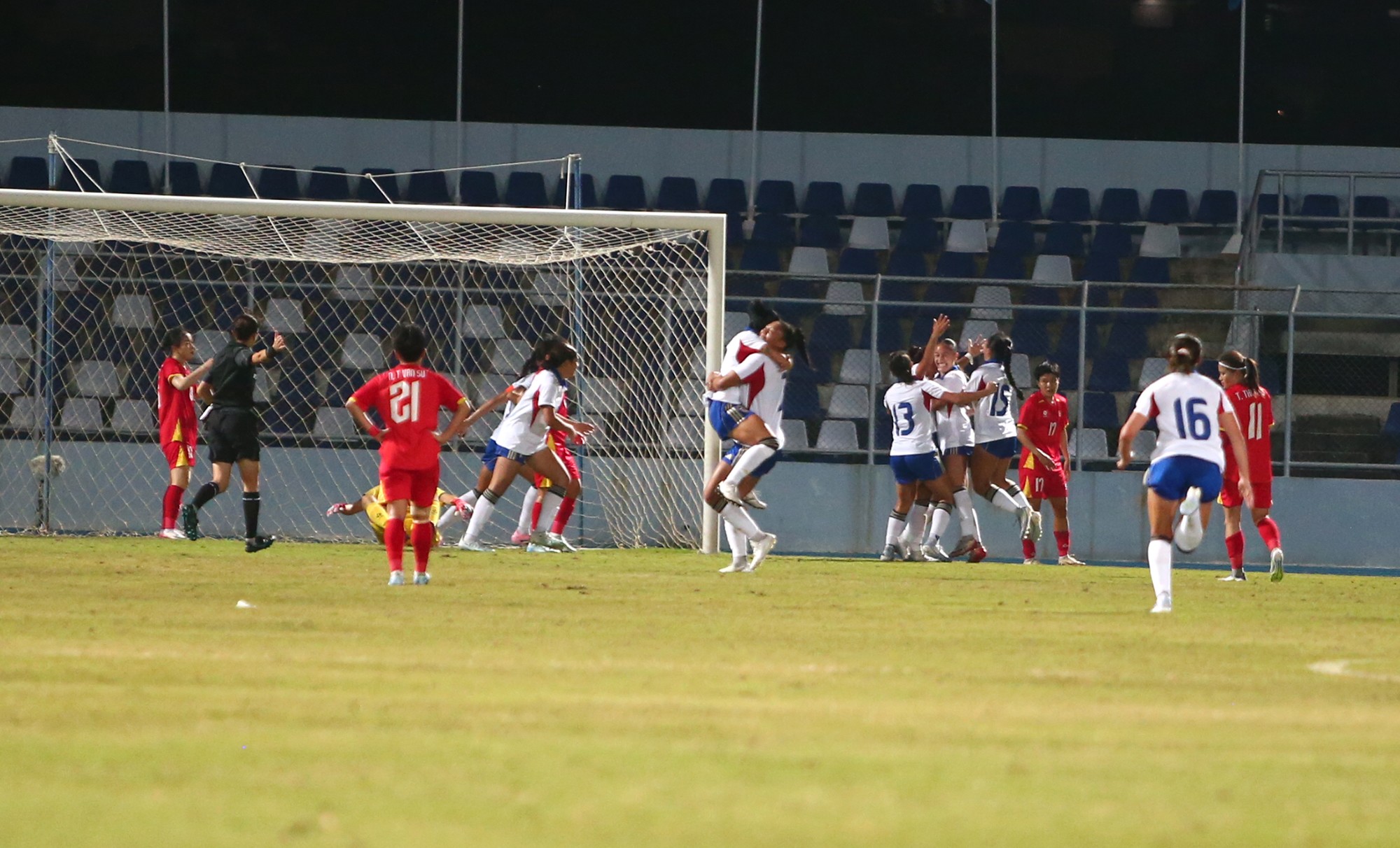 Chơi không thật sự thuyết phục suốt cả trận, tuyển nữ Philippines bất ngờ có được bàn thắng ở phút bù giờ cuối cùng trong màn đối đầu trước tuyển Việt Nam trong khuôn khổ lượt trận thứ 2 bảng B môn bóng đá nữ SEA Games 33 diễn ra tối ngày 8/12 tại tỉnh Chonburi (Thái Lan).