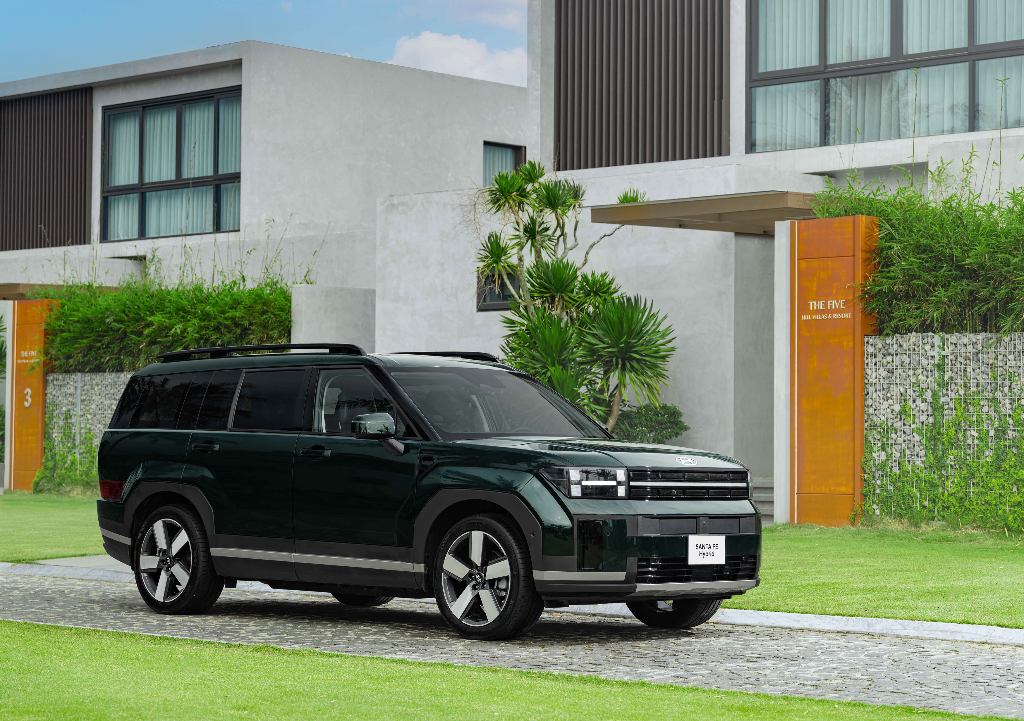 SantaFe Hybrid có mức tiêu thụ xăng chỉ 5,94 lít/100km ở ngoài đô thị và 6,37 lít/100km ở điều kiện hỗn hợp.