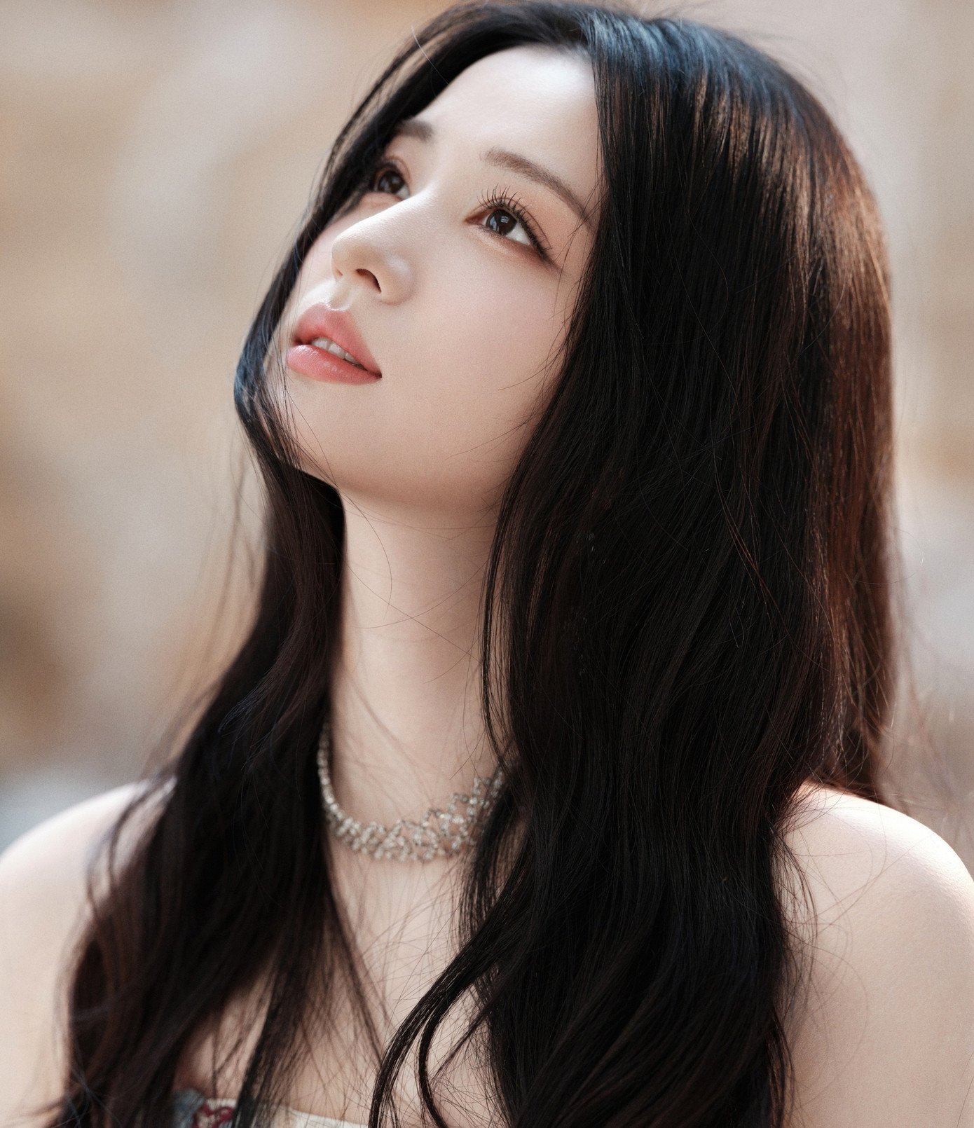 Không những vậy, Vương Sở Nhiên còn bị tổng hợp lại loạt hành động trợn mắt mọi lúc với nhân viên hoặc bạn diễn. Vì vậy, cô bị gán mác giả tạo, kênh kiệu, xấu tính. Thời gian sau đó, Vương Sở Nhiên phải ngừng tham gia các sự kiện thương mại, không xuất hiện trước công chúng mà trốn trong đoàn phim. Thậm chí, mỹ nhân sinh năm 1999 còn được bắt gặp tới một trung tâm trị liệu giấc ngủ để khám bệnh. Theo Sina, những tin tức tiêu cực khiến nữ diễn viên căng thẳng, áp lực, mất ngủ nghiêm trọng.