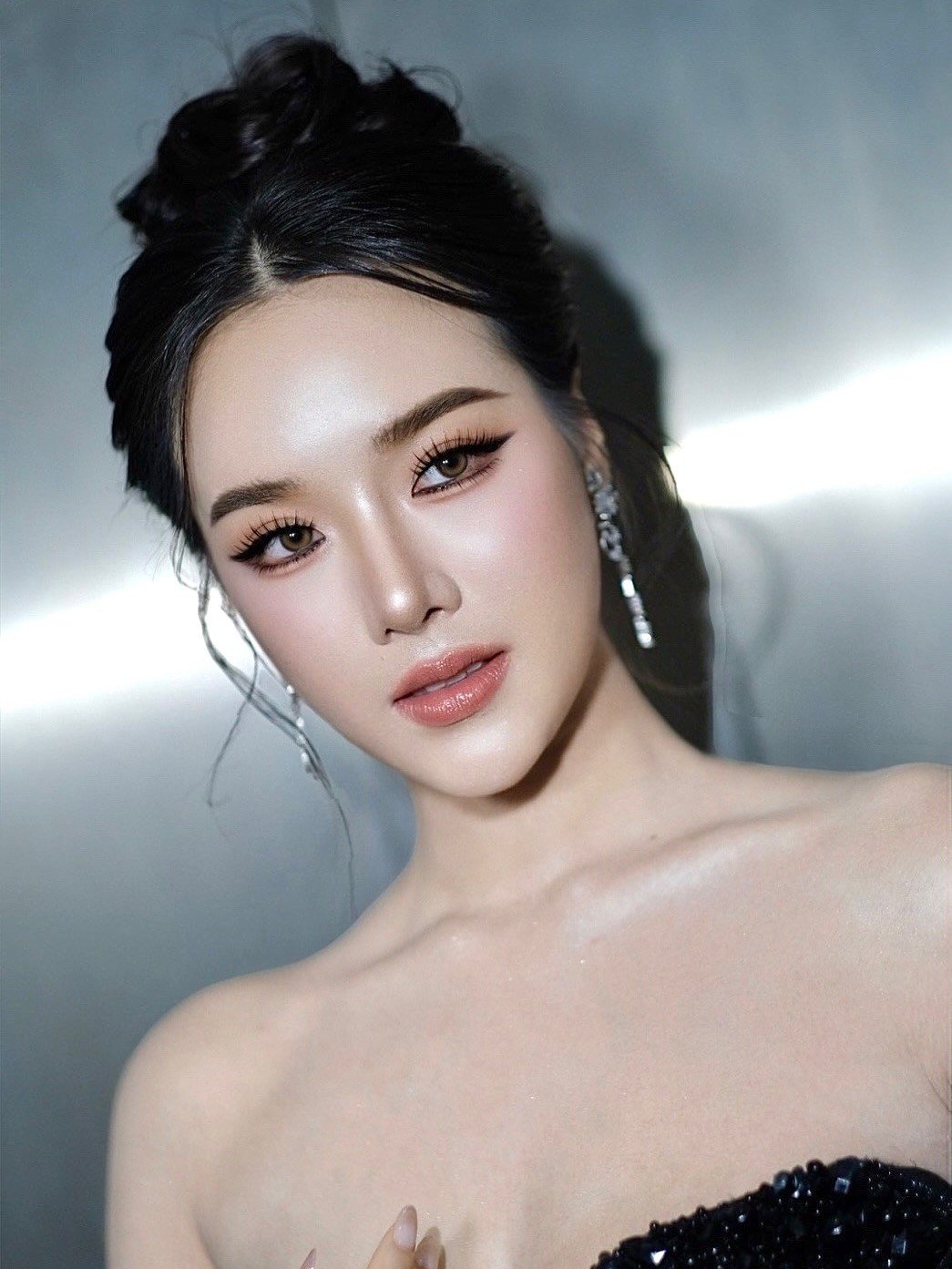 Đến với hành trình Miss Grand Thailand 2026, cô cho biết không chỉ tham gia để chinh phục ước mơ, mà còn muốn kể câu chuyện của chính mình, để ba mẹ tự hào, đặc biệt là mẹ cô, một người con nghị lực đến từ Quảng Bình, Việt Nam đã sang Thái lập nghiệp từ khi còn là cô bé 16 tuổi. "Mẹ đã sinh ra và nuôi nấng tôi bằng tất cả yêu thương và nghị lực", cô nói.