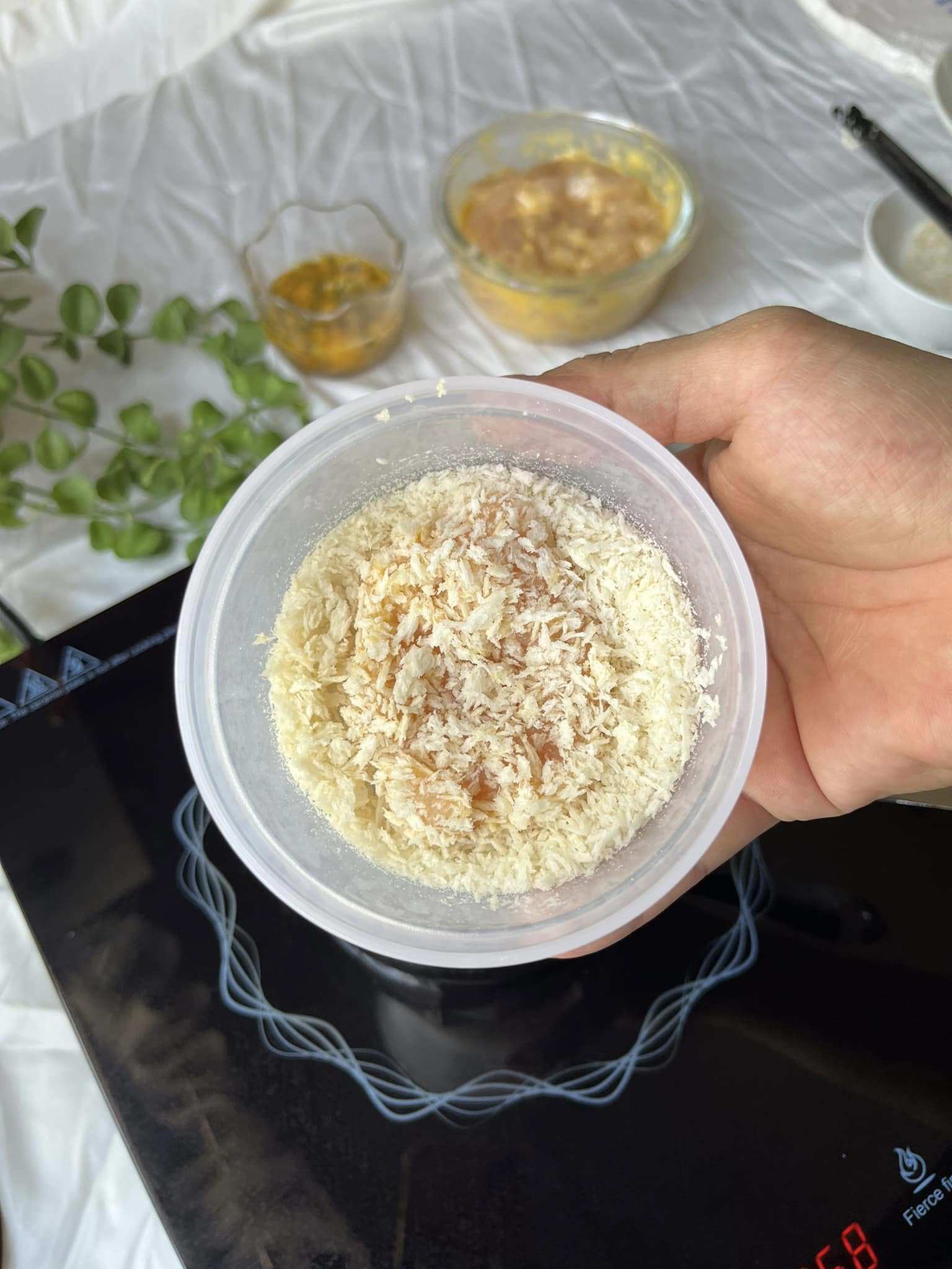 Lăn qua bột chiên xù.