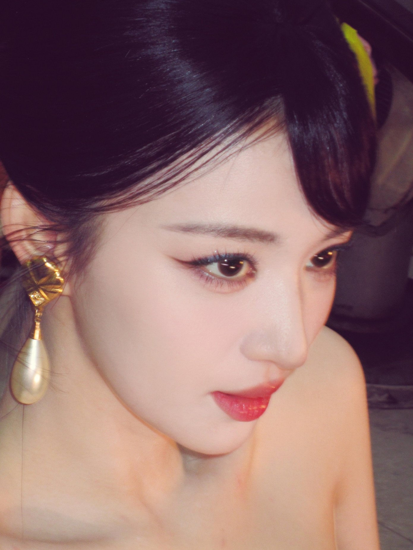 Tuy nhiên, sau đó người hâm mộ giải thích vì Vương Sở Nhiên có đôi mắt to, cô bị cận nên phải thường xuyên đeo kính áp tròng khi diễn xuất, khiến nữ diễn viên trợn mắt để giảm bớt cảm giác khó chịu. Sau những tranh cãi, Vương Sở Nhiên cũng thay đổi thái độ, chăm chỉ chào hỏi với người hâm mộ, nụ cười thường trực trên môi.