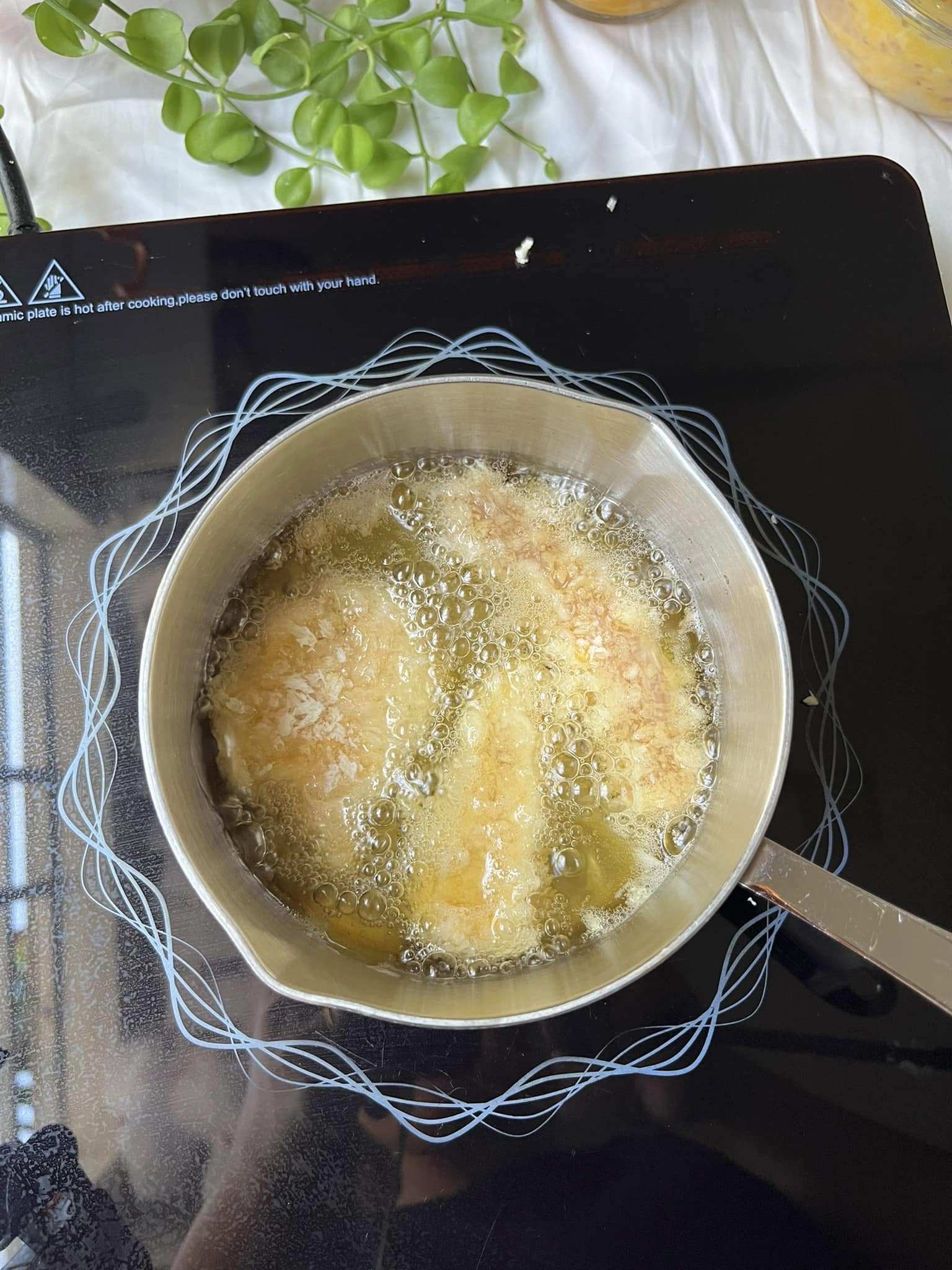 Chiên ngập dầu. Lưu ý chỉ chiên sơ rồi vớt ra để ráo dầu.