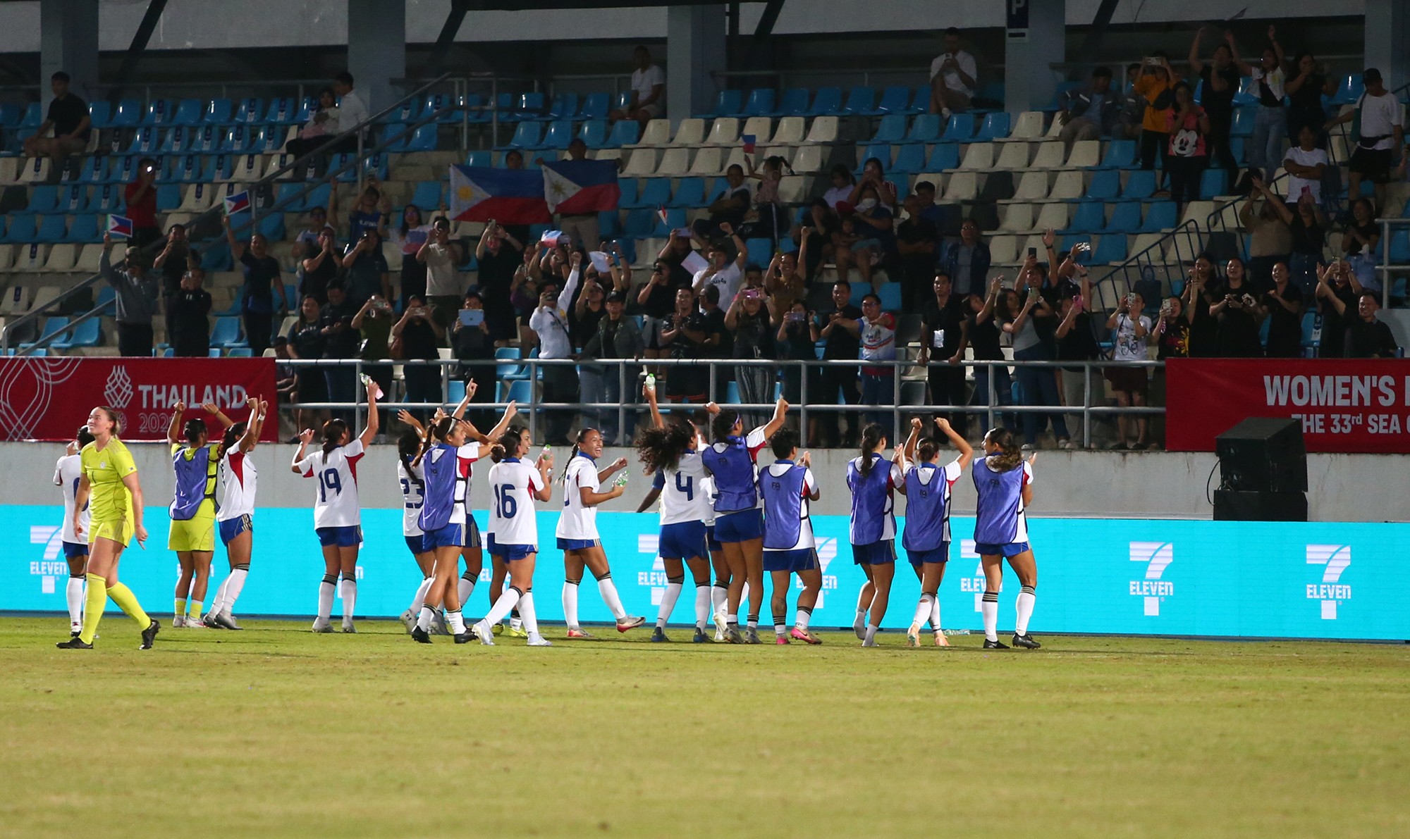 Trong trận đấu này, các cô gái Philippines được tiếp lửa cuồng nhiệt khi có rất đông người hâm mộ nước nhà đến sân để cổ vũ tạo nên không khí rất sôi động.