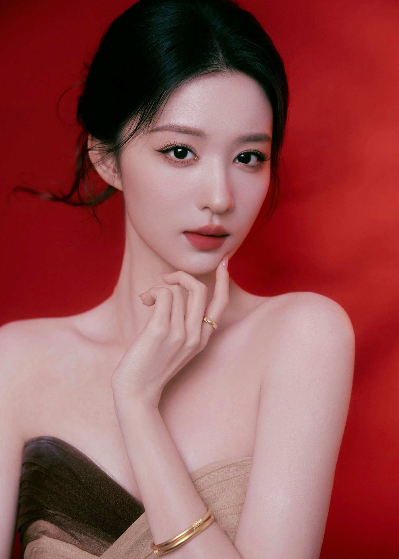 Đồng thời, nhờ chăm chỉ diễn xuất, Vương Sở Nhiên dần lấy lại cảm tình của công chúng. Khi ngày càng được khán giả biết tới và quen với sự nổi tiếng, Vương Sở Nhiên cũng thoải mái thể hiện tính cách bản thân hơn. Nữ diễn viên được đánh giá là người vui vẻ, tự nhiên, có phần ngây ngô hay cười. Những hình ảnh trong Đêm hội Gào Thét 2025 cũng góp phần giúp Vương Sở Nhiên đánh bay danh tiếng xấu, tạo cảm giác thú vị cho công chúng.