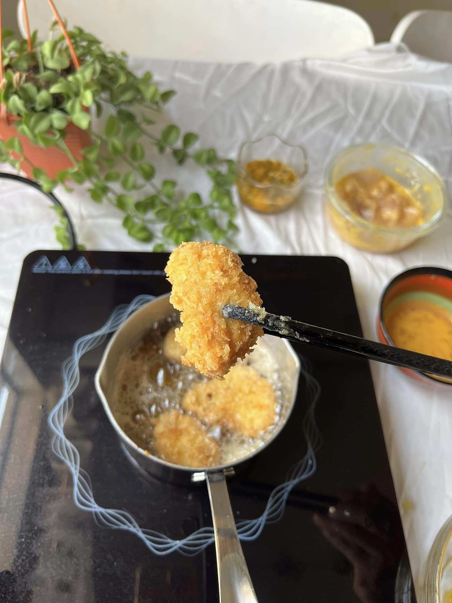 Đánh tan trứng gà, nhúng miếng gà chiên sơ vào trứng rồi lăn qua bột chiên giòn và chiên lại lần 2.