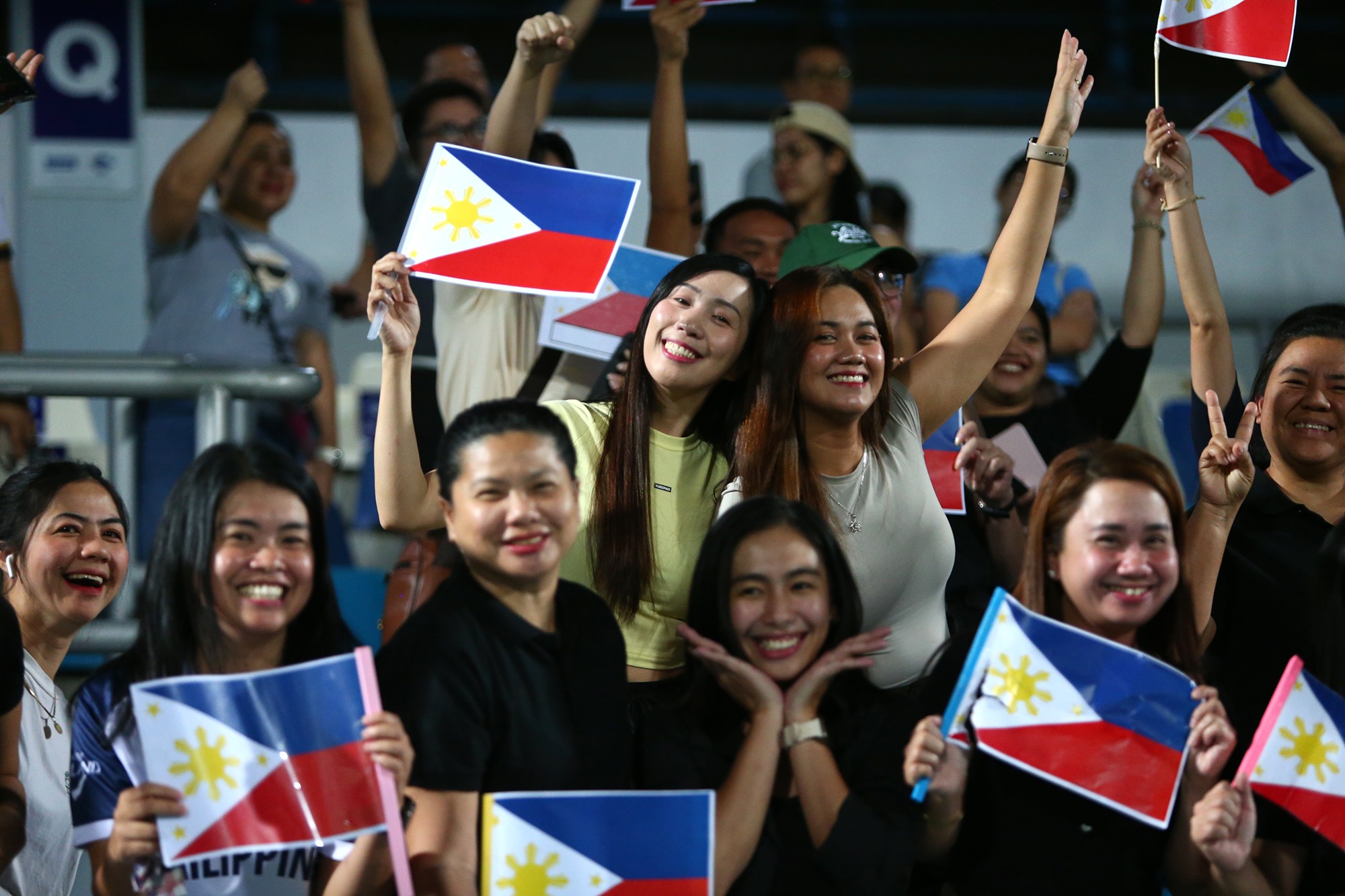 Niềm vui của các cổ động viên Philippines sau trận đấu.