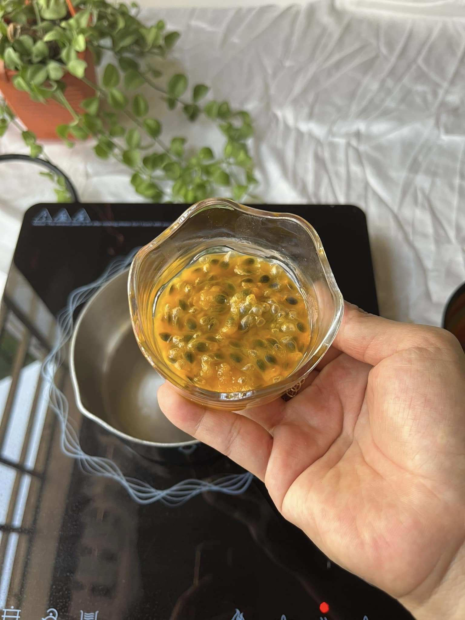 Bổ đôi chanh dây lấy phần ruột bên trong.