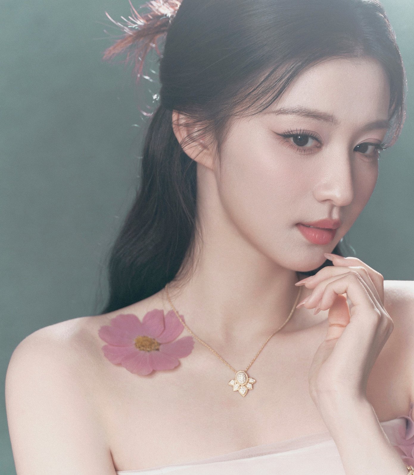 Sắp tới khán giả gặp Vương Sở Nhiên trong dự án cổ trang Còn ra thể thống gì nữa. Từ khi khai máy, dự án đã nhận được sự quan tâm của công chúng, nhiều lần đứng top 1 những phim được mong chờ nhất. Bộ phim được đánh giá có nội dung thú vị, hậu trường hài hước, trailer hấp dẫn mới lạ, Vương Sở Nhiên không chỉ xinh đẹp, còn hợp với bạn diễn Thừa Lỗi.