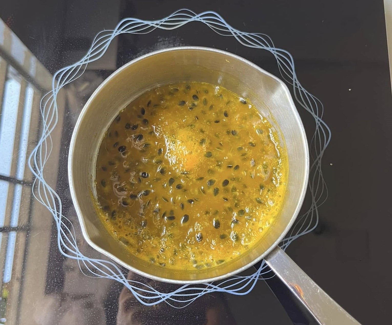 Làm nóng chảo, cho chanh dây vào, nêm chút đường, muối để cân bằng vị chua ngọt. Đun đến khi xốt sệt lại, có thể vớt bỏ bớt hạt chanh dây hoặc để vậy cũng được.