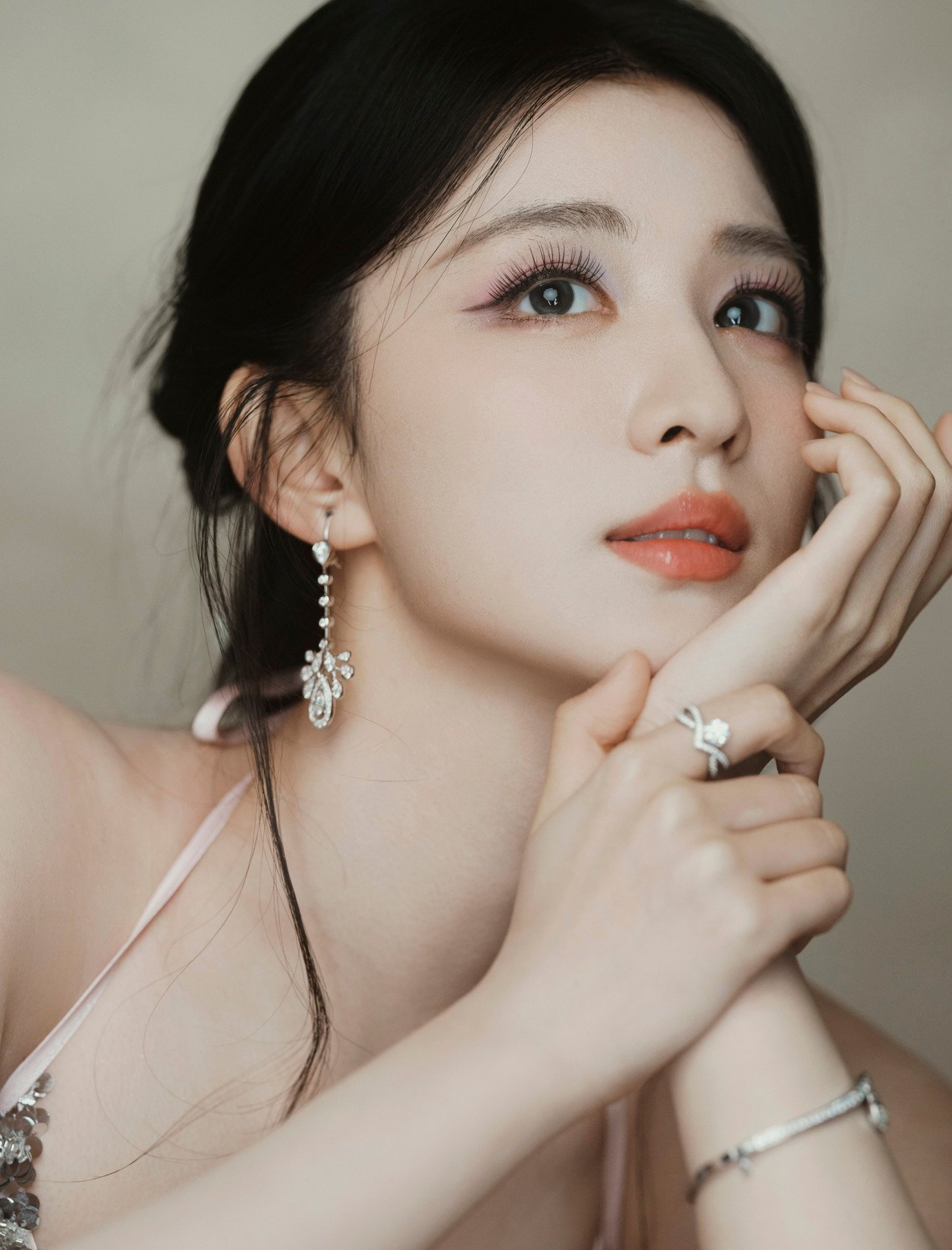 Sắp tới khán giả gặp Vương Sở Nhiên trong dự án cổ trang Còn ra thể thống gì nữa. Từ khi khai máy, dự án đã nhận được sự quan tâm của công chúng, nhiều lần đứng top 1 những phim được mong chờ nhất. Bộ phim được đánh giá có nội dung thú vị, hậu trường hài hước, trailer hấp dẫn mới lạ, Vương Sở Nhiên không chỉ xinh đẹp, còn hợp với bạn diễn Thừa Lỗi.