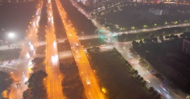 Bầu trời Hà Nội mù mịt, mắt cay xè trong đêm ô ...