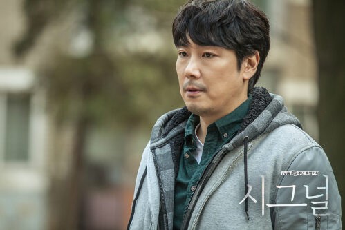 Jo Jin Woong trong 'Signal'. Ảnh: KB