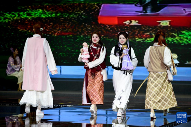 Độc đáo: Robot hình người biểu diễn thời trang, nhảy múa như vũ công chuyên nghiệp - 2