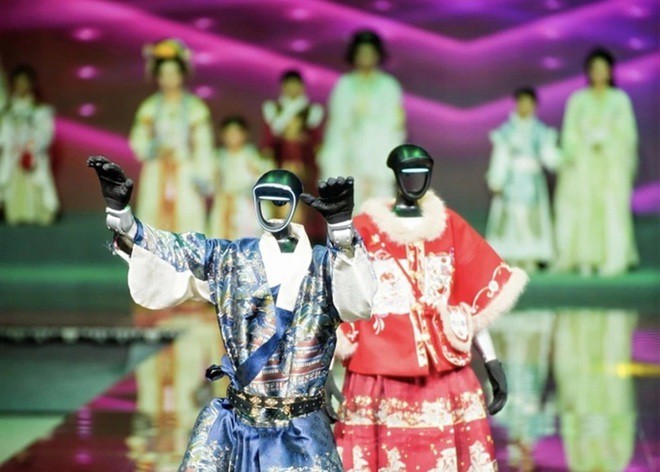 Độc đáo: Robot hình người biểu diễn thời trang, nhảy múa như vũ công chuyên nghiệp - 1