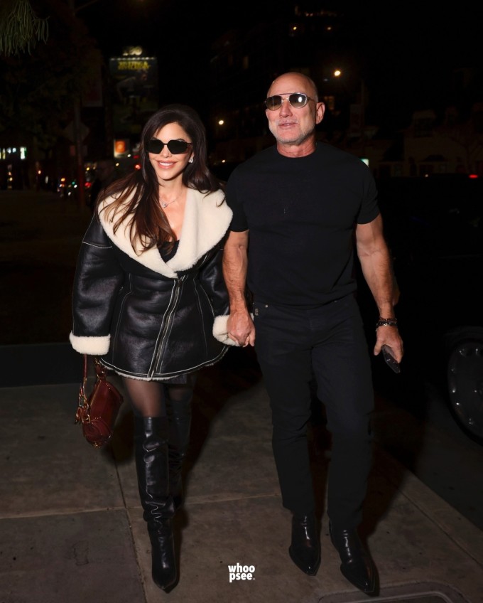 Vợ chồng tỷ phú Jeff Bezos cùng diện tông đen khi xuất hiện trên phố Los Angeles. Ảnh: Whoopsee