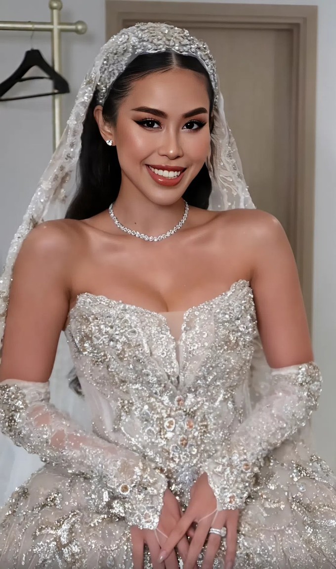 Tiên Nguyễn chọn lối trang điểm phương Tây với mắt khói cuốn hút, nền da nâu khỏe mạnh cùng bờ môi đầy đặn quyến rũ trong tiệc cưới tối 7/12. Ảnh: Hàng Thanh Thiện