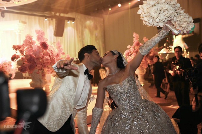 Khoảnh khắc lãng mạn của cô dâu - chú rể trong tiệc cưới. Ảnh: Quỳnh Trần