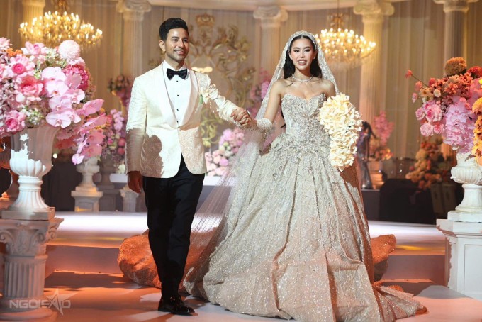Tiên Nguyễn diện váy cầu kỳ, tà váy dài hàng mét trong tiệc cưới tối 7/12. Ảnh: Quỳnh Trần