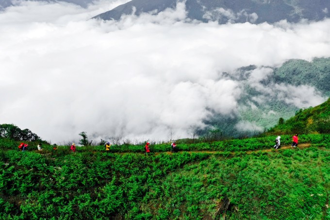 Du khách check in đỉnh Lùng Cúng sáng 16/11. Ảnh: Nguyễn Trọng Cung