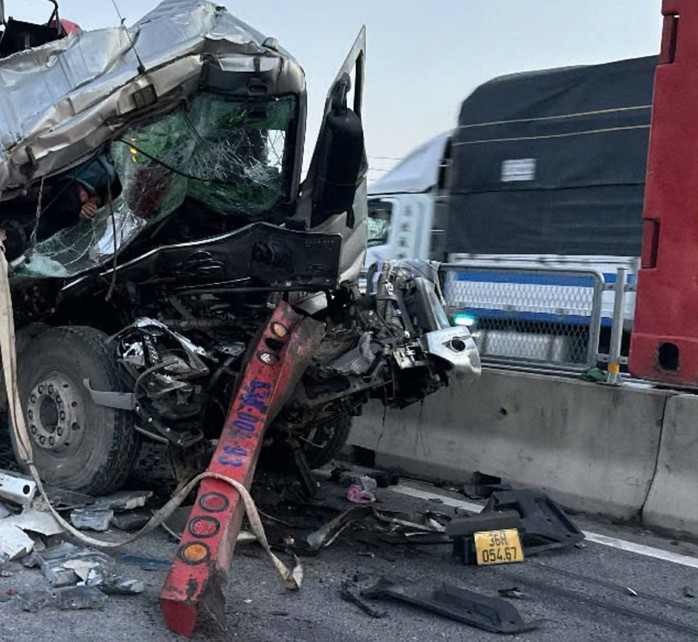 Hiện trường vụ tai nạn giao thông trên tuyến cao tốc Bùng - Vạn Ninh