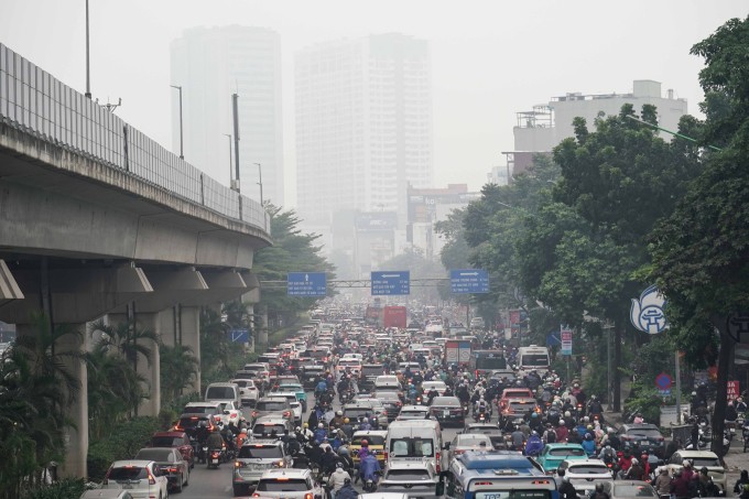 Giao thông là một trong số các nguồn chính gây ô nhiễm không khí. Ảnh: Hoàng Giang