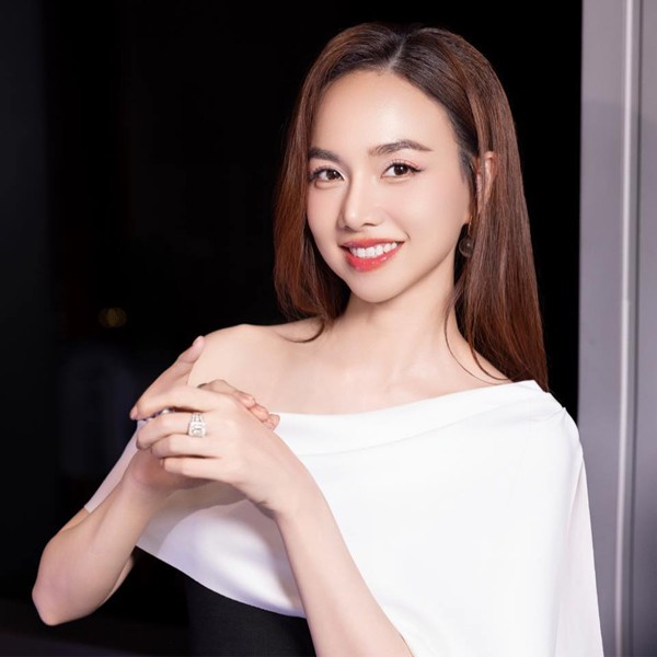 Đinh Ngọc Diệp của những năm 2000 - 2010 là gương mặt nổi bật trong làng phim phía Nam. Cô lần đầu tiên được biết đến với tư cách là tác giả của phóng sự sáu kỳ mang tên "Thế giới Người mẫu" khi còn là thực tập viên tại tòa soạn báo Tuổi trẻ. Dù nêu lên những vấn đề gay gắt của giới người mẫu trong bài viết trên, nhưng cô sau đó đã xuất hiện với vai trò này kiêm dẫn chương trình cho "Thời Trang và Cuộc sống" của kênh HTV7. Đồng thời, giành được danh hiệu "Hoa khôi Tây Đô" năm 2004 và Giải thưởng Người mẫu Việt Nam năm 2006 cho hạng mục "Người mẫu được yêu thích trong năm".