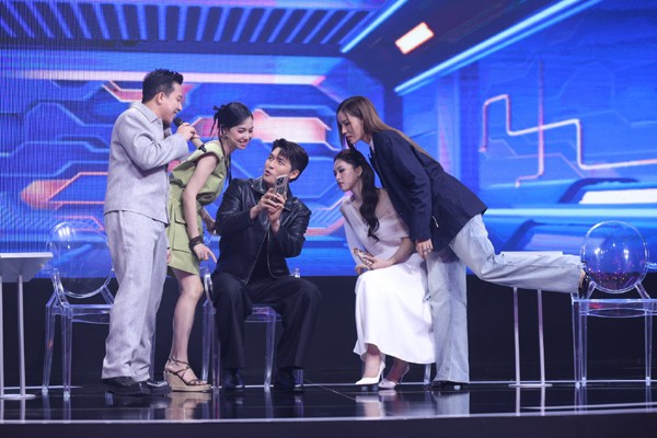 Không chỉ là một nhà báo, một MC, một diễn viên, Đinh Ngọc Diệp mới đây khiến khán giả gen Z phát sốt khi tham gia một chương trình do Trấn Thành dẫn sóng. Cách tương tác cùng khiếu ăn nói có duyên của Đinh Ngọc Diệp thuyết phục được người hâm mộ. Điều này cho thấy người đẹp không chỉ có nhan sắc mà còn là một nghệ sĩ có trí tuệ và nhiều hiểu biết.