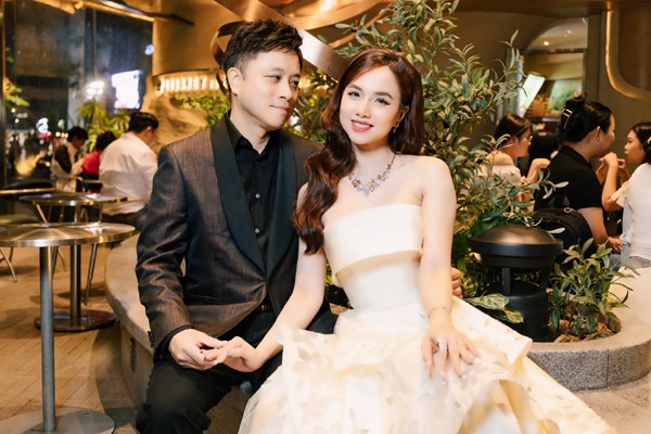 Ngoài thành công trong sự nghiệp, Đinh Ngọc Diệp còn có hôn nhân hạnh phúc 9 năm bên đạo diễn Victor Vũ. Họ không chỉ là bạn đời mà còn là những cộng sự đồng hành trong công việc. Theo Đinh Ngọc Diệp chia sẻ cô đã có 6 bộ phim hợp tác cùng chồng. Nữ diễn viên cho biết bản thân luôn đứng sau hỗ trợ chồng nhưng mọi quyền quyết định cô đều tin tưởng anh. Trong công việc, Đinh Ngọc Diệp cảm thấy nể phục chồng. Cô kể với Gia đình và Xã hội "Tôi nể phục chồng. Anh là người dạy tôi từ những thứ nhỏ nhất trong khâu sản xuất như cách viết email, giao tiếp trên đoàn phim, sắp xếp giữa các tổ. Phim đầu tiên tôi chính thức giữ vai trò sản xuất là Người bất tử. Đôi khi, chúng tôi chỉ cần nói một, hai câu là đã hiểu ý nhau. Tôi để không gian cho chồng nuôi ý tưởng, sáng tạo. Còn tôi lên kế hoạch, dự trù ngân sách, phân bổ, xây dựng kế hoạch truyền thông. Trước khi quyết định, tôi đều tham khảo ý kiến của anh. Sự tôn trọng là yếu tố giúp chúng tôi làm việc lâu dài, ổn định".