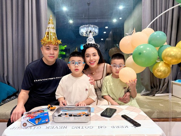 Sau biến cố sức khỏe ấy, vợ chồng đạo diễn Victor Vũ đều trân trọng cơ hội được sống, được cống hiến cho cuộc đời. Không chỉ Đinh Ngọc Diệp, Victor Vũ cũng luôn quan tâm sát sao với vợ, những lúc cô yếu đuối nhất, anh luôn ở bên chăm sóc chia sẻ. Vợ đi khám thai cũng đồng hành không thiếu buổi nào dù bận công việc. Hay khi vợ đi quay, Victor Vũ luôn nhắc vợ uống thuốc tăng cường sức khỏe để không đổ bệnh. Tình cảm của họ là từ 2 phía, chân thành yêu thương nhau.Nhờ tâm lý tình cảm nhẹ nhàng như vậy nên sau 9 năm Victor Vũ và Đinh Ngọc Diệp có cuộc sống hạnh phúc bên 2 con trai nhỏ.