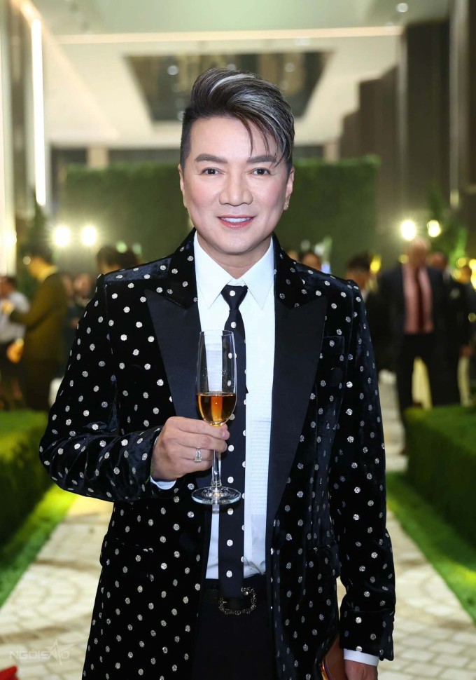 Đàm Vĩnh Hưng trong đám cưới Tiên Nguyễn - Justin Cohen tối 7/12.