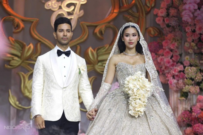 Vợ chồng Tiên Nguyễn - Justin Cohen trong tiệc cưới tối 7/12.