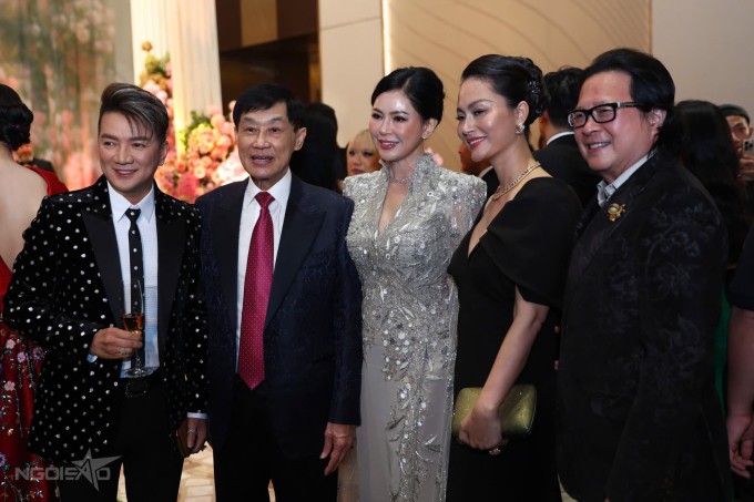 Ca sĩ Đàm Vĩnh Hưng (bìa trái) bên vợ chồng ông Jonathan Hạnh Nguyễn và vợ chồng diễn viên Đỗ Thị Hải Yến trước buổi tiệc tối 7/12.