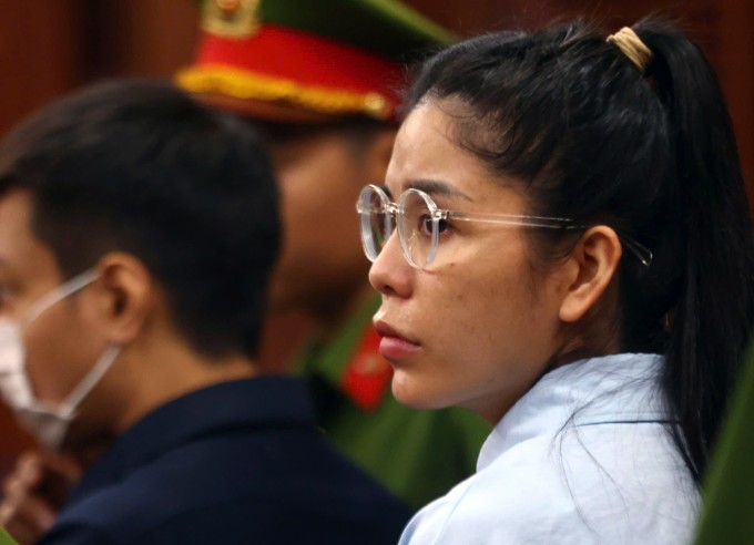 Hằng Du Mục trước giờ tòa tuyên án, chiều 19/11. Ảnh: Quỳnh Trần