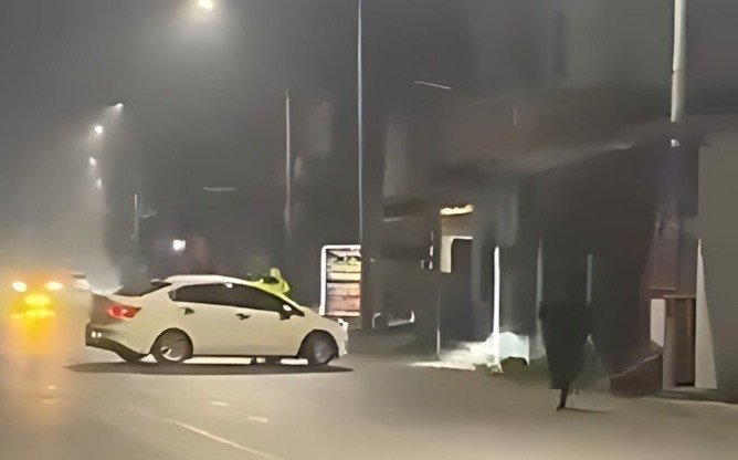 Tài xế bất ngờ đánh lái, quay đầu bỏ chạy. Ảnh chụp màn hình