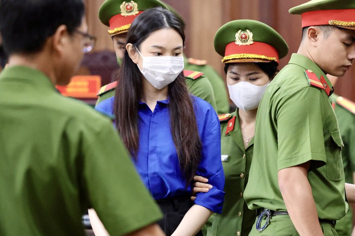 Nguyễn Thúc Thuỳ Tiên tại toà