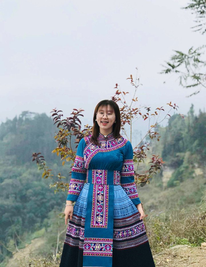 Hạng Thị Sinh mặc trang phục truyền thống của dân tộc Mông.