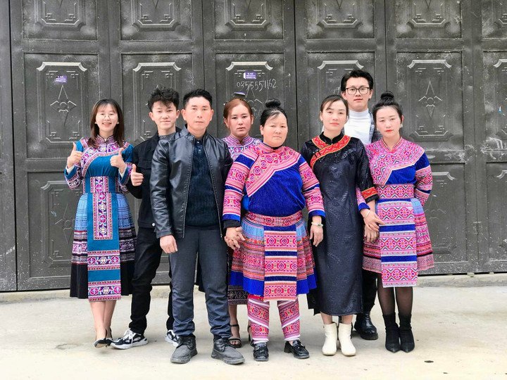 Sinh (trái, ngoài cùng) chụp cùng bố mẹ và các em tại nhà ở thôn Bản Phố, xã Xín Mần, tỉnh Tuyên Quang (mới), hồi tháng 1/ 2025.