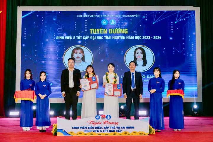 Hạng Thị Sinh nhận giấy khen Tuyên dương Sinh viên 5 tốt cấp Đại học tại trung tâm Hội nghị, ĐH Thái Nguyên, năm học 2023 - 2024.