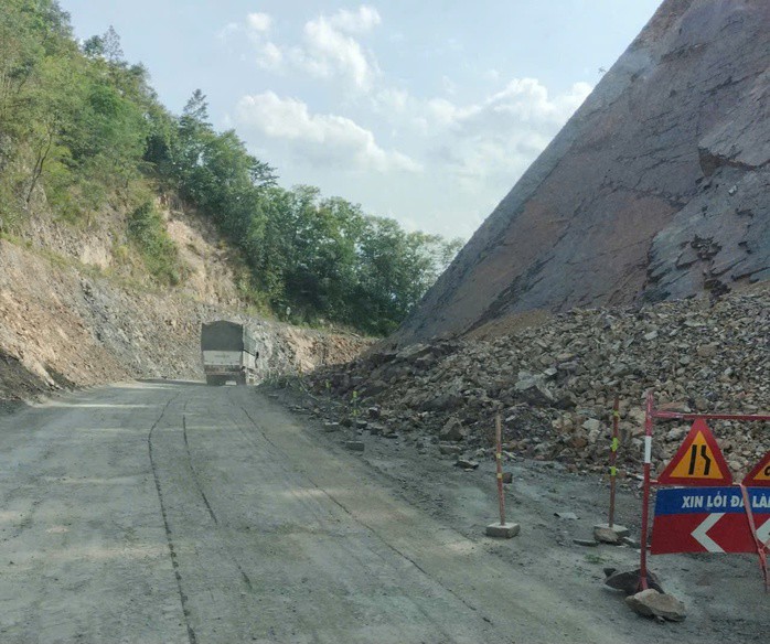 Phương tiện lưu thông trên một đoạn thi công tuyến Quốc lộ 28B