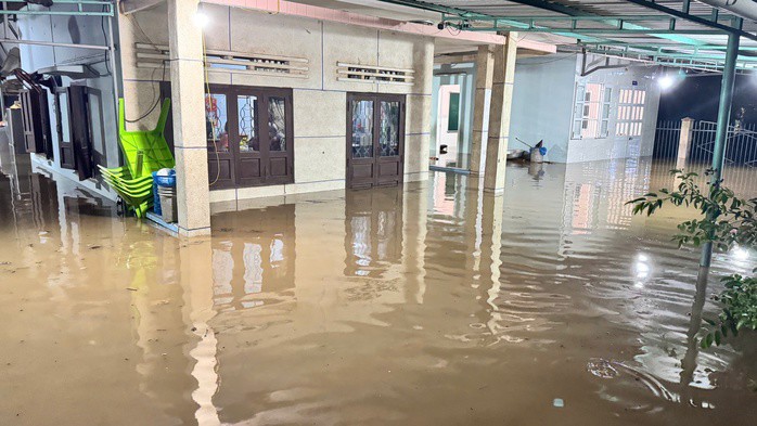 Nước lũ tràn vào nhà dân tại phường Hàm Thắng, Lâm Đồng