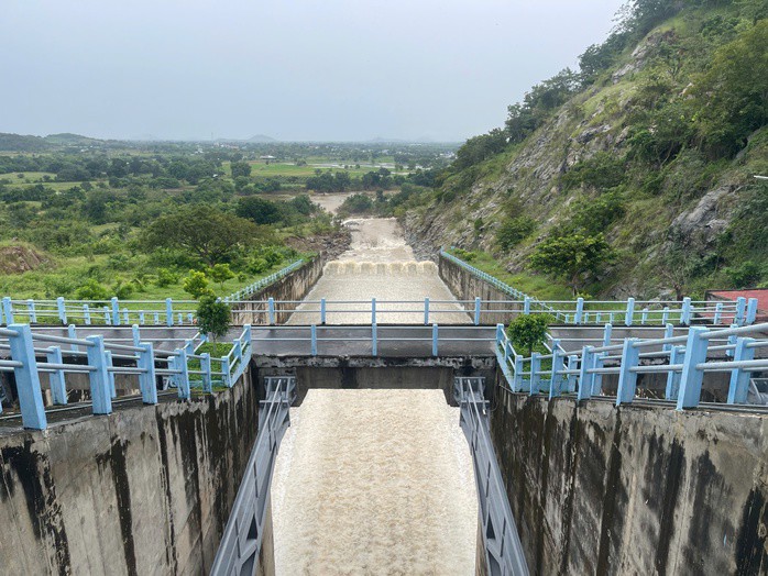 Vận hành điều tiết nước tại hồ Sông quao