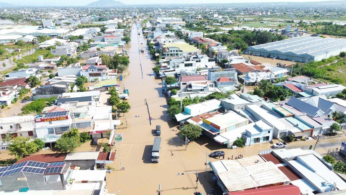 Quốc lộ 1 qua phường Hàm Thắng ngập sau do nước lũ trong 2 ngày