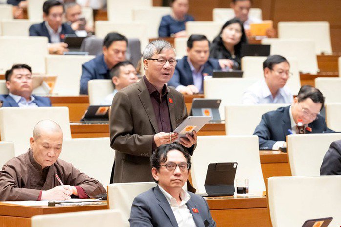 Đại biểu Nguyễn Anh Trí phát biểu thảo luận chiều 8-12. Ảnh: Phạm Thắng