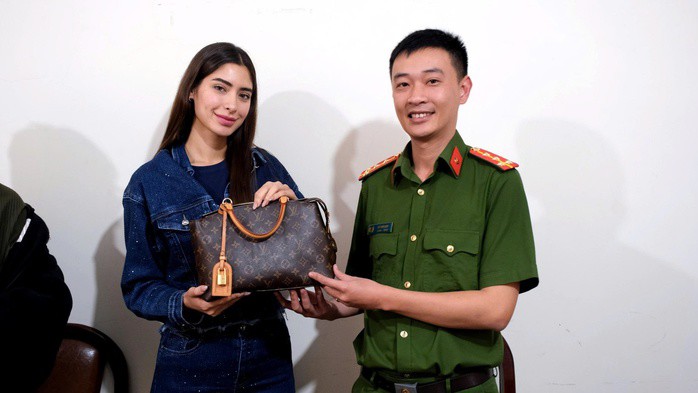 Công an phường Xuân Hương - Đà Lạt trao lại túi xách bị mất cắp cho chị Leon Yuriar Angela Michelle - Hoa hậu Mexico.
