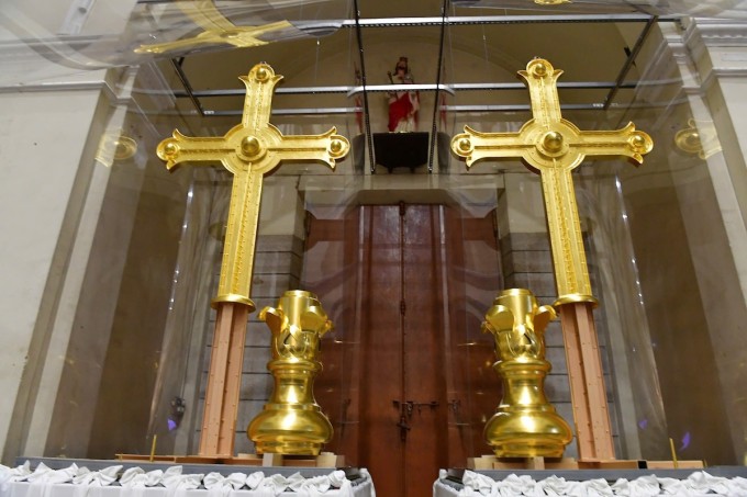 Hai Thánh giá mạ vàng được đặt bên trong lễ đường Nhà thờ Đức Bà Sài Gòn từ ngày 8/12 đến tháng 4/2026. Ảnh: Thanh Tùng