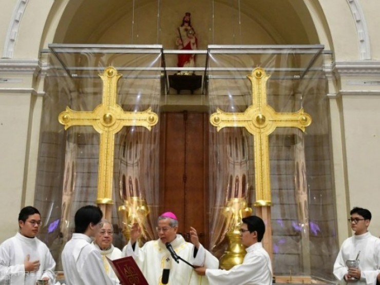 Trưng bày hai Thánh giá 400 kg mạ vàng ở Nhà thờ Đức Bà